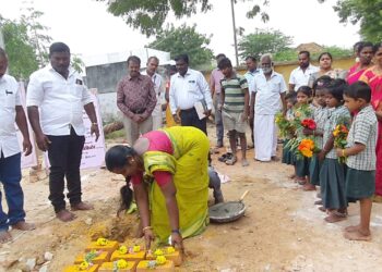 தூத்துக்குடி ஊராட்சி ஒன்றியத்திற்குட்பட்ட பள்ளிக்கு ரூ.41.50 இலட்சம் மதிப்பீட்டில் புதிய கட்டுமான பணியை முதல்வர் ஸ்டாலின் காணொலி மூலம் துவக்கி வைத்தார் – யூனியன் சேர்மன் வசுமதி அம்பாசங்கர் அடிக்கல் நாட்டினார்.