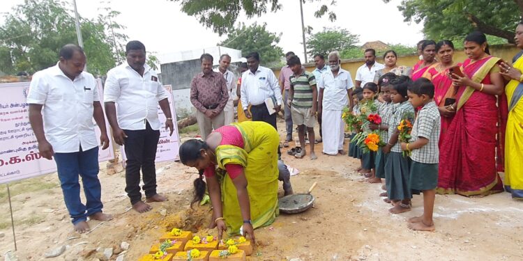 தூத்துக்குடி ஊராட்சி ஒன்றியத்திற்குட்பட்ட பள்ளிக்கு ரூ.41.50 இலட்சம் மதிப்பீட்டில் புதிய கட்டுமான பணியை முதல்வர் ஸ்டாலின் காணொலி மூலம் துவக்கி வைத்தார் – யூனியன் சேர்மன் வசுமதி அம்பாசங்கர் அடிக்கல் நாட்டினார்.