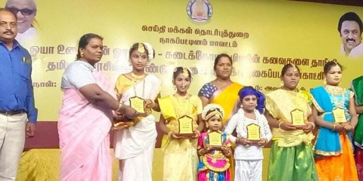 நாகப்பட்டினம் மாவட்டம் புதிய பேருந்து நிலையம் அருகிலுள்ள அவுரித்திடலில் செய்தி மக்கள் தொடர்புத் துறையின் சார்பில்  சாதனை விளக்க புகைப்படக் கண்காட்சி இரண்டாம் நாள் விழா நடைபெற்றது.