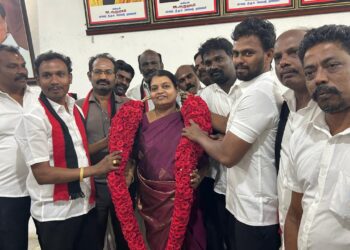 தூத்துக்குடி, மாநகர பாஜக நிர்வாகிகள் 100க்கும் மேற்பட்டோர் அக்கட்சியில் இருந்து விலகி திமுகவில் இணைந்தனர்.