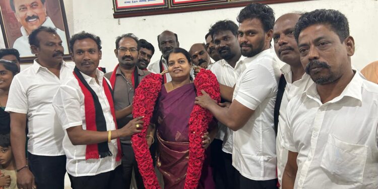 தூத்துக்குடி, மாநகர பாஜக நிர்வாகிகள் 100க்கும் மேற்பட்டோர் அக்கட்சியில் இருந்து விலகி திமுகவில் இணைந்தனர்.