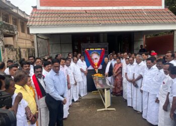 வேதாரண்யத்தை அடுத்த தென்னம்புலம் கடை தெருவில் பேரறிஞர் அண்ணாவின் 54   ம் நினைவு தினம் அனுசரிக்கப்பட்டது.