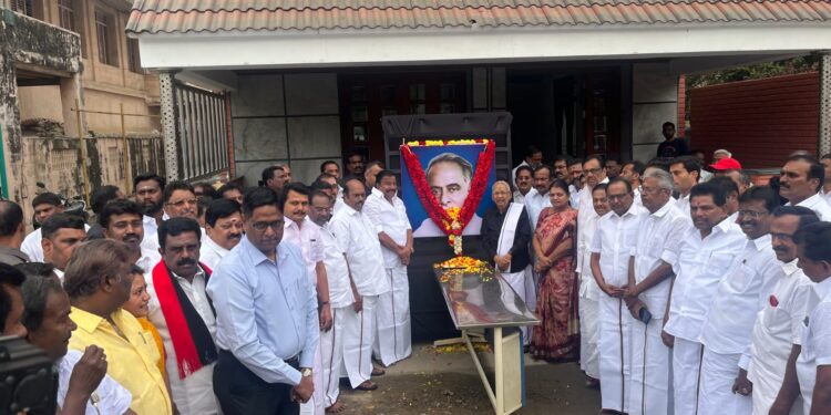 வேதாரண்யத்தை அடுத்த தென்னம்புலம் கடை தெருவில் பேரறிஞர் அண்ணாவின் 54   ம் நினைவு தினம் அனுசரிக்கப்பட்டது.