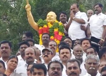 தூத்துக்குடி அண்ணா நினைவு நாளை யொட்டி மேயர் ஜெகன் பெரியசாமி மாலை அணிவித்தார்.