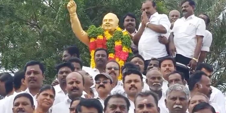 தூத்துக்குடி அண்ணா நினைவு நாளை யொட்டி மேயர் ஜெகன் பெரியசாமி மாலை அணிவித்தார்.