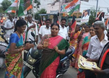 ஈரோடு கிழக்கு தொகுதி காங்கிரஸ் வேட்பாளர் இளங்கோவனுக்கு ஆதரவாக அமைச்சர் கீதாஜீவன், மார்க்கன்டேயன் எம்.எல்.ஏ வாக்கு சேகரிப்பு .