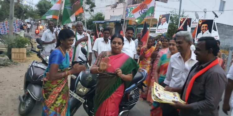 ஈரோடு கிழக்கு தொகுதி காங்கிரஸ் வேட்பாளர் இளங்கோவனுக்கு ஆதரவாக அமைச்சர் கீதாஜீவன், மார்க்கன்டேயன் எம்.எல்.ஏ வாக்கு சேகரிப்பு .