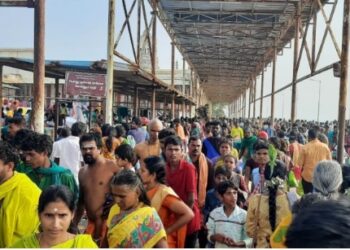 திருச்செந்தூர் முருகன் கோவிலில் இன்று தைப்பூசம் திருவிழாவை முன்னிட்டு திருநெல்வேலி சரக காவல்துறை துணை தலைவர் பிரவேஷ் குமார் இ.கா.ப  மற்றும் தூத்துக்குடி மாவட்ட எஸ்பி டாக்டர் எல். பாலாஜி சரவணன்  ஆகியோர்  பாதுகாப்பு பணி குறித்து ஆய்வு