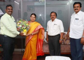 தூத்துக்குடி மாநகராட்சி புதிய ஆணையராக பொறுப்பேற்ற தினேஷ் குமார், அமைச்சர் கீதா ஜீவனை நேரில் சந்தித்து வாழ்த்து பெற்றார்!!