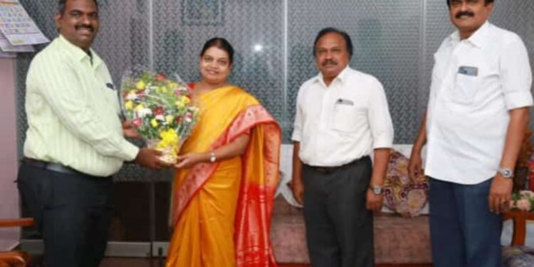 தூத்துக்குடி மாநகராட்சி புதிய ஆணையராக பொறுப்பேற்ற தினேஷ் குமார், அமைச்சர் கீதா ஜீவனை நேரில் சந்தித்து வாழ்த்து பெற்றார்!!