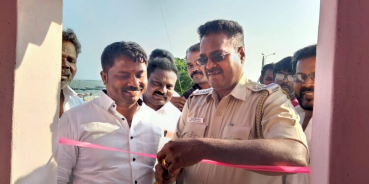 தூத்துக்குடி தாளமுத்து நகர் கடற்கரை பகுதியில் குற்றச் செயல்களை தடுக்கும் வகையில் கேமிரா மூலம் கண்காணிப்பு பணி துவக்க விழா: பஞ்.தலைவர் சரவணக்குமார் தலைமையில் நடைபெற்றது.