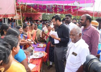 நாகப்பட்டினம் ஊராட்சி ஒன்றியம் ஆலங்குடி ஊராட்சியில் உள்ள ஊராட்சி ஒன்றிய தொடக்கப்பள்ளியில் ஊரக வளர்ச்சி மற்றும் ஊராட்சித்துறை சார்பில் நடைபெற்ற அனைத்து கிராம அண்ணா மறுமலர்ச்சி திட்டம் – ஐஐ பிறதுறை பணிகளை ஒருங்கிணைந்து திட்டம் செயல்படுத்துவதற்கான சிறப்பு முகாமில் மாவட்ட ஆட்சித்தலைவர் டாக்டர்.அ.அருண்தம்புராஜ் இன்று கலந்துகொண்டு பார்வையிட்டார்.