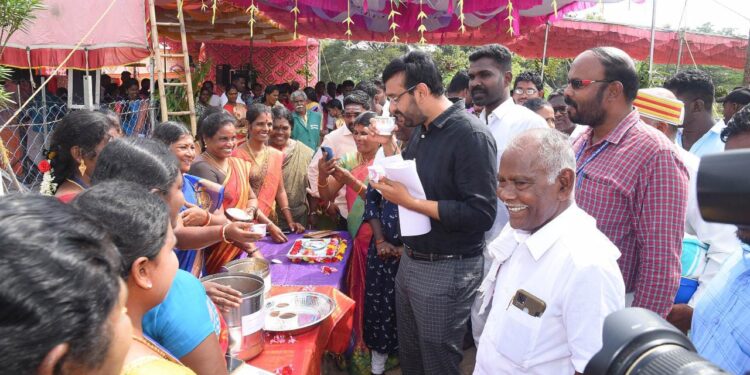 நாகப்பட்டினம் ஊராட்சி ஒன்றியம் ஆலங்குடி ஊராட்சியில் உள்ள ஊராட்சி ஒன்றிய தொடக்கப்பள்ளியில் ஊரக வளர்ச்சி மற்றும் ஊராட்சித்துறை சார்பில் நடைபெற்ற அனைத்து கிராம அண்ணா மறுமலர்ச்சி திட்டம் – ஐஐ பிறதுறை பணிகளை ஒருங்கிணைந்து திட்டம் செயல்படுத்துவதற்கான சிறப்பு முகாமில் மாவட்ட ஆட்சித்தலைவர் டாக்டர்.அ.அருண்தம்புராஜ் இன்று கலந்துகொண்டு பார்வையிட்டார்.