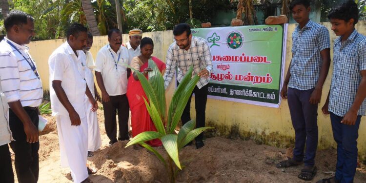 நாகப்பட்டினம் மாவட்டம் வேதாரண்யம் ஊராட்சி ஒன்றிய பகுதிகளில் உள்ள பள்ளிகளில் நடைபெற்று வரும் பணிகளை மாவட்ட ஆட்சித்தலைவர் டாக்டர் அ.அருண்தம்புராஜ் நேரில் பார்வையிட்டு ஆய்வு மேற்கொண்டார்.