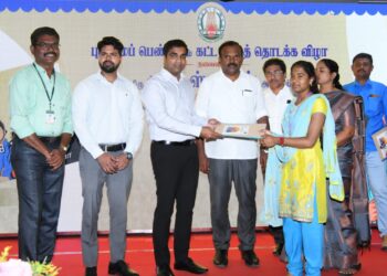 தூத்துக்குடியில் புதுமைப் பெண் கல்வி உதவித் தொகை திட்டம் மேயர் ஜெகன் பெரியசாமி, கலெக்டர் செந்தில்ராஜ் ஆகியோர் வழங்கினர்.