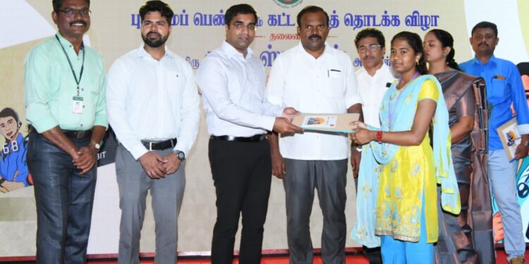 தூத்துக்குடியில் புதுமைப் பெண் கல்வி உதவித் தொகை திட்டம் மேயர் ஜெகன் பெரியசாமி, கலெக்டர் செந்தில்ராஜ் ஆகியோர் வழங்கினர்.