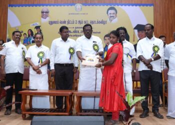 நாகப்பட்டினம் மாவட்டத்தில் நெல்லின் ஈரப்பதம் குறித்து சென்னை தரக்கட்டுப்பாட்டு மைய அதிகாரி சி.யூனுஸ் பெங்களுர் தரக்கட்டுப்பாட்டு மைய அதிகாரிகள் பிரபாகரன் ஒய்.போயோ ஆகியோர் கொண்ட மத்திய குழு மாவட்ட ஆட்சித்தலைவர் டாக்டர் அ.அருண்தம்புராஜ் முன்னிலையில் இன்று நேரில் பார்வையிட்டு ஆய்வு மேற்கொண்டனர்.