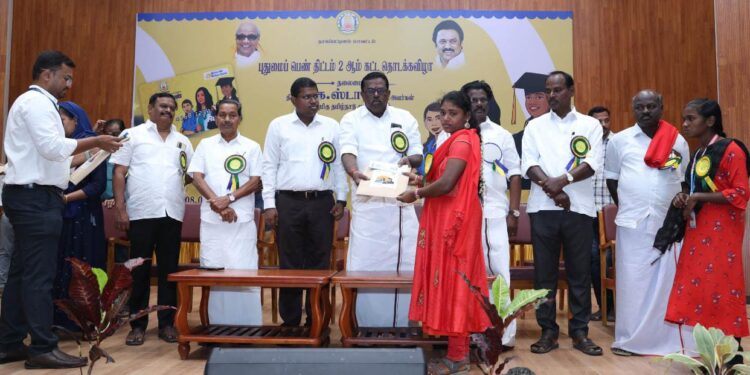 நாகப்பட்டினம் மாவட்டத்தில் நெல்லின் ஈரப்பதம் குறித்து சென்னை தரக்கட்டுப்பாட்டு மைய அதிகாரி சி.யூனுஸ் பெங்களுர் தரக்கட்டுப்பாட்டு மைய அதிகாரிகள் பிரபாகரன் ஒய்.போயோ ஆகியோர் கொண்ட மத்திய குழு மாவட்ட ஆட்சித்தலைவர் டாக்டர் அ.அருண்தம்புராஜ் முன்னிலையில் இன்று நேரில் பார்வையிட்டு ஆய்வு மேற்கொண்டனர்.