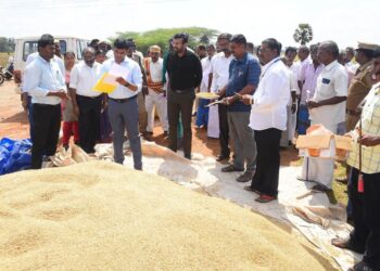 நாகப்பட்டினம் மாவட்டத்தில் நெல்லின் ஈரப்பதம் குறித்து சென்னை தரக்கட்டுப்பாட்டு மைய அதிகாரி சி.யூனுஸ் பெங்களுர் தரக்கட்டுப்பாட்டு மைய அதிகாரிகள் பிரபாகரன் ஒய்.போயோ ஆகியோர் கொண்ட மத்திய குழு மாவட்ட ஆட்சித்தலைவர் டாக்டர் அ.அருண்தம்புராஜ் முன்னிலையில் இன்று நேரில் பார்வையிட்டு ஆய்வு மேற்கொண்டனர்.