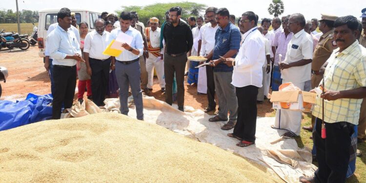 நாகப்பட்டினம் மாவட்டத்தில் நெல்லின் ஈரப்பதம் குறித்து சென்னை தரக்கட்டுப்பாட்டு மைய அதிகாரி சி.யூனுஸ் பெங்களுர் தரக்கட்டுப்பாட்டு மைய அதிகாரிகள் பிரபாகரன் ஒய்.போயோ ஆகியோர் கொண்ட மத்திய குழு மாவட்ட ஆட்சித்தலைவர் டாக்டர் அ.அருண்தம்புராஜ் முன்னிலையில் இன்று நேரில் பார்வையிட்டு ஆய்வு மேற்கொண்டனர்.