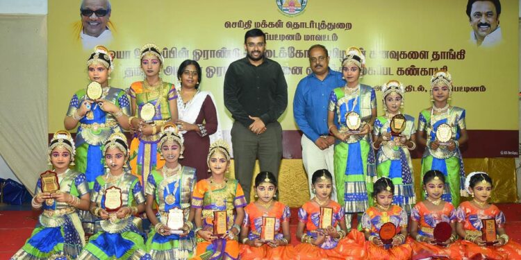 நாகப்பட்டினம் மாவட்டம் புதிய பேருந்து நிலையம் அருகிலுள்ள அவுரித்திடலில் செய்தி மக்கள் தொடர்புத் துறையின் சார்பில் அமைக்கப்பட்டிருந்த ஓயா உழைப்பின் ஓராண்டு – கடைகோடி தமிழரின் கனவுகளை தாங்கி தமிழக அரசின் சாதனை விளக்க புகைப்படக் கண்காட்சி நிறைவு விழாவில் மாவட்ட ஆட்சித்தலைவர் டாக்டர்.அ.அருண்தம்புராஜ் கலந்துகொண்டார்.