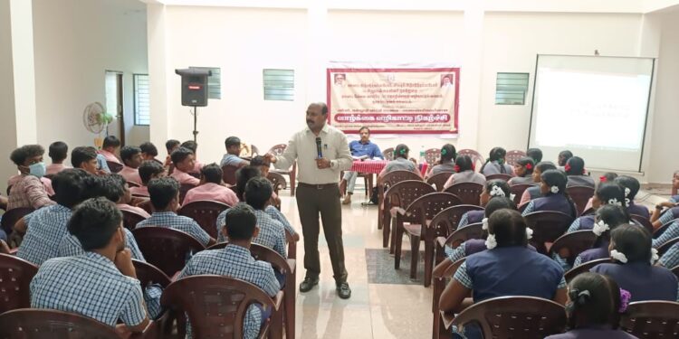 நாகப்பட்டினம் மாவட்டம் புதிய பேருந்து நிலையம் அருகிலுள்ள அவுரித்திடலில் செய்தி மக்கள் தொடர்புத் துறையின் சார்பில் அமைக்கப்பட்டிருந்த ஓயா உழைப்பின் ஓராண்டு – கடைகோடி தமிழரின் கனவுகளை தாங்கி தமிழக அரசின் சாதனை விளக்க புகைப்படக் கண்காட்சி நிறைவு விழாவில் மாவட்ட ஆட்சித்தலைவர் டாக்டர்.அ.அருண்தம்புராஜ் கலந்துகொண்டார்.