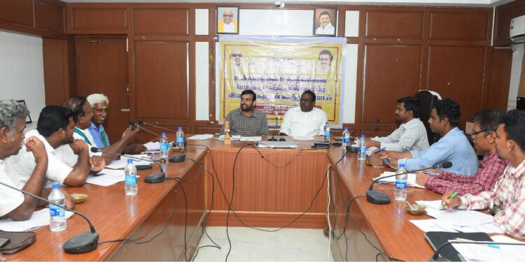 நாகப்பட்டினம் மாவடட ஆட்சியர் அலுவலக கூட்டரங்கில் மீன்வளம் மற்றும மீனவர் நலத்துறை சார்பில் உள்நாட்டு மீன்உற்பத் தியினை பெறுக்குவதற்க்கு மீன்வளர்ப்பு விவசாயிகளுடனான கலந்துரையாடல் கூட்டம மாவட்ட ஆட்சித்தலைவர் டாக்டா அ.அருண்தம்புராஜ் தமிழ்நாடு மீன் வளர்ச்சி கழக தலைவர் என்.கௌதமன் ஆகியோர் தலைமையில் நடைபெற்றது.