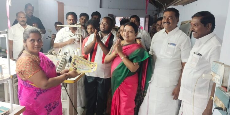 கை சின்னத்திற்கு வலிமை சேர்க்கும் ஆளும் கட்சி அமைச்சர்கள்   ஈரோட்டில் அமைச்சர் கீதாஜீவன் தீவிர தேர்தல் பிரச்சாரம்