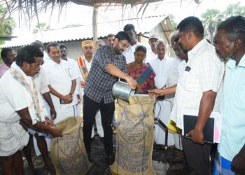 நாகப்பட்டினம் மாவட்டம் கீழையூர் ஊராட்சி ஒன்றியம் திருப்பூண்டி கிழக்கு ஊராட்சி காமேஸ்வரத்தில் தமிழ்நாடு நுகர்பொருள் வாணிபக் கழகம் சார்பில் புதிய தற்காலிக நேரடி நெல் கொள்முதல் நிலையத்தினை மாவட்ட ஆட்சித் தலைவர் டாக்டர்; அ.அருண்தம்புராஜ் கீழ்வேளுர் சட்டமன்ற உறுப்பினர் வி.பி.நாகை மாலி ஆகியோர் இன்று திறந்து வைத்தார்கள்.