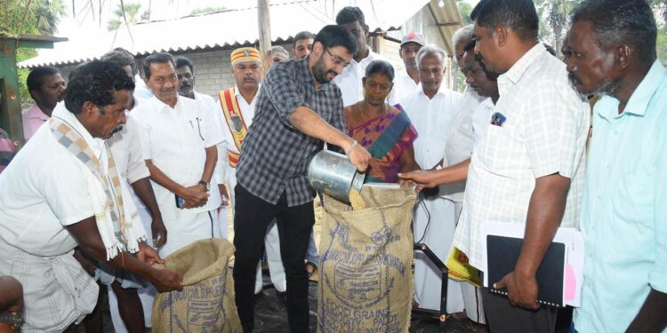 நாகப்பட்டினம் மாவட்டம் கீழையூர் ஊராட்சி ஒன்றியம் திருப்பூண்டி கிழக்கு ஊராட்சி காமேஸ்வரத்தில் தமிழ்நாடு நுகர்பொருள் வாணிபக் கழகம் சார்பில் புதிய தற்காலிக நேரடி நெல் கொள்முதல் நிலையத்தினை மாவட்ட ஆட்சித் தலைவர் டாக்டர்; அ.அருண்தம்புராஜ் கீழ்வேளுர் சட்டமன்ற உறுப்பினர் வி.பி.நாகை மாலி ஆகியோர் இன்று திறந்து வைத்தார்கள்.
