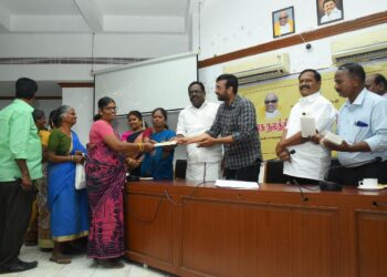 நாகப்பட்டினம் மாவட்ட ஆட்சியர் அலுவலக கூட்ட அரங்கில் நடைபெற்ற அரசு நலதிட்ட உதவிகள் வழங்கும் விழாவில் 172 பயனாளிகளுக்கு வருவாய் துறை சார்பில் ரூ. 1 கோடியே 37 இலட்சத்து 20 ஆயிரம் மதிப்பீட்டில் இலவச வீட்டு மனை பட்டாவினை மாவட்ட ஆட்சி தலைவர் டாக்டர் அ.அருண்தம்புராஜ் தமிழ்நாடு மீன் வளர்ச்சி கழக தலைவர் என்.கௌதமன் ஆகியோர் இன்று வழங்கினார்கள்.