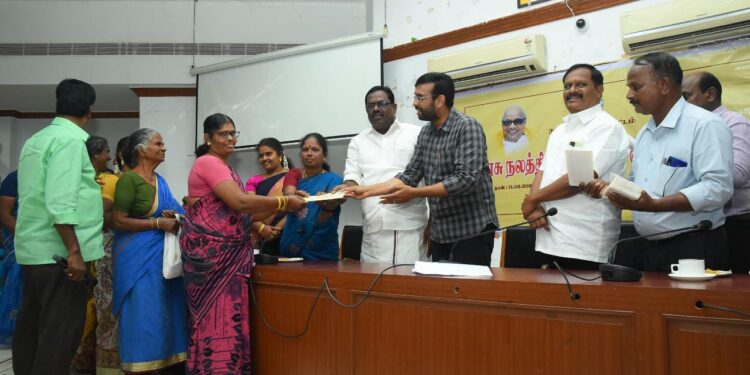 நாகப்பட்டினம் மாவட்ட ஆட்சியர் அலுவலக கூட்ட அரங்கில் நடைபெற்ற அரசு நலதிட்ட உதவிகள் வழங்கும் விழாவில் 172 பயனாளிகளுக்கு வருவாய் துறை சார்பில் ரூ. 1 கோடியே 37 இலட்சத்து 20 ஆயிரம் மதிப்பீட்டில் இலவச வீட்டு மனை பட்டாவினை மாவட்ட ஆட்சி தலைவர் டாக்டர் அ.அருண்தம்புராஜ் தமிழ்நாடு மீன் வளர்ச்சி கழக தலைவர் என்.கௌதமன் ஆகியோர் இன்று வழங்கினார்கள்.