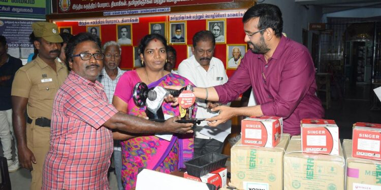 நாகப்பட்டினம் மாவட்ட ஆட்சியர் அலுவலகத்தில்வாராந்திர மக்கள் குறைதீர்க்கும் நாள் கூட்டம் மாவட்ட ஆட்சித்தலைவர் டாக்டர் அ.அருண்தம்புராஜ் தலைமையில் இன்று நடைபெற்றது.