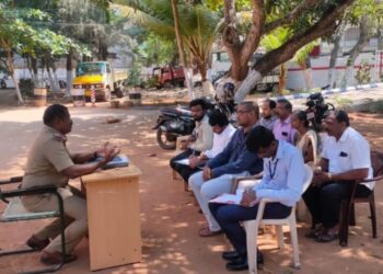 நாகர்கோவில் குளச்சலில் அனைத்து வங்கி, ஏடிஎம்களில் கண்காணிப்பு கேமரா, காவலாளிகள், நியமிக்க இன்ஸ்பெக்டர் கிறிஸ்டி விழிப்புணர்வு ஆலோசனைக் கூட்டம் நடத்தினார். பொதுமக்கள் சமூக ஆர்வலர்கள் பாராட்டு!!”