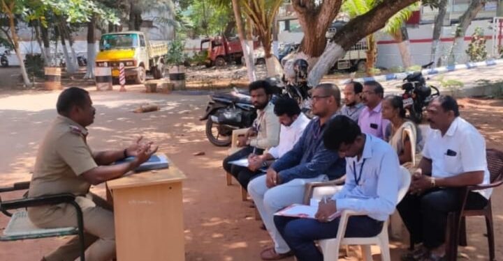 நாகர்கோவில் குளச்சலில் அனைத்து வங்கி, ஏடிஎம்களில் கண்காணிப்பு கேமரா, காவலாளிகள், நியமிக்க இன்ஸ்பெக்டர் கிறிஸ்டி விழிப்புணர்வு ஆலோசனைக் கூட்டம் நடத்தினார். பொதுமக்கள் சமூக ஆர்வலர்கள் பாராட்டு!!”