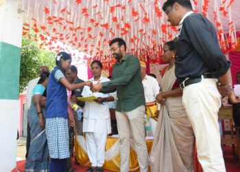 நாகப்பட்டினம் மாவட்டம் வேதாரண்யம் ஊராட்சி ஒன்றியம் ஆயக்காரன்புலம்-3 ஊராட்சியில் அரசினர் பெண்கள் மேல்நிலைப்பள்ளியில் நடைபெற்ற தேசிய குடற்புழு நீக்கம் முகாமினை மாவட்ட ஆட்சித்தலைவர் டாக்டர்.அ.அருண்தம்புராஜ் இன்று குத்துவிளக்கேற்றி தொடங்கி வைத்து பள்ளி மாணவிகளுக்கு குடற்புழு நீக்கம் (ஆல்பெண்டசோல்) மாத்திரைகளை வழங்கினார்.