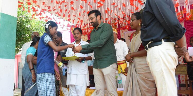 நாகப்பட்டினம் மாவட்டம் வேதாரண்யம் ஊராட்சி ஒன்றியம் ஆயக்காரன்புலம்-3 ஊராட்சியில் அரசினர் பெண்கள் மேல்நிலைப்பள்ளியில் நடைபெற்ற தேசிய குடற்புழு நீக்கம் முகாமினை மாவட்ட ஆட்சித்தலைவர் டாக்டர்.அ.அருண்தம்புராஜ் இன்று குத்துவிளக்கேற்றி தொடங்கி வைத்து பள்ளி மாணவிகளுக்கு குடற்புழு நீக்கம் (ஆல்பெண்டசோல்) மாத்திரைகளை வழங்கினார்.