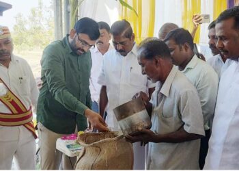 நாகப்பட்டினம் மாவட்டம் வேதாரண்யம் ஊராட்சி ஒன்றியம் வண்டுவாஞ்சேரி ஊராட்சியில் தமிழ்நாடு நுகர்பொருள் வாணிபக்கழகத்தின் சார்பில் புதிதாக கட்டப்பட்டுள்ள நேரடி நெல் கொள்முதல் நிலைய கட்டடத்தினை மாவட்ட ஆட்சித்தலைவர் டாக்டர் அ.அருண்தம்புராஜ் இன்று திறந்து வைத்தார்.