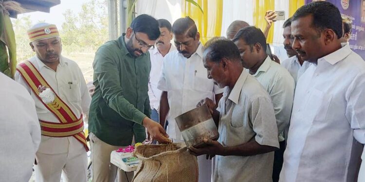 நாகப்பட்டினம் மாவட்டம் வேதாரண்யம் ஊராட்சி ஒன்றியம் வண்டுவாஞ்சேரி ஊராட்சியில் தமிழ்நாடு நுகர்பொருள் வாணிபக்கழகத்தின் சார்பில் புதிதாக கட்டப்பட்டுள்ள நேரடி நெல் கொள்முதல் நிலைய கட்டடத்தினை மாவட்ட ஆட்சித்தலைவர் டாக்டர் அ.அருண்தம்புராஜ் இன்று திறந்து வைத்தார்.