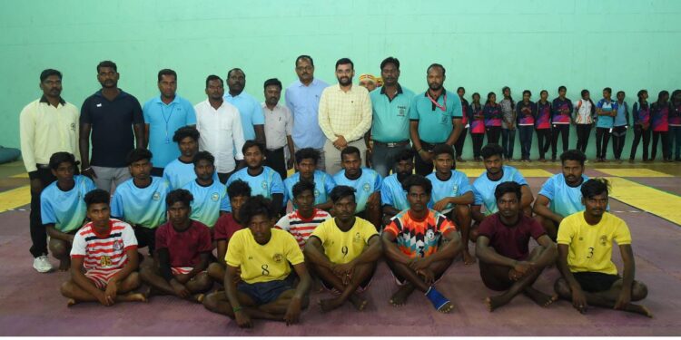 நாகப்பட்டினம் முத்தமிழறிஞர் டாக்டர் கலைஞர் கருணாநிதி மாவட்ட விளையாட்டரங்கில் 2022-2023ஆம் ஆண்டிற்கான தமிழ்நாடு முதலமைச்சர் கோப்பை மாவட்ட அளவிலான விளையாட்டுப் போட்டிகளில் பொதுப்பிரிவு ஆடவர் மற்றும் மகளிருக்கான விளையாட்டுப் போட்டிகளை மாவட்ட ஆட்சித்தலைவர்   டாக்டர். அ. அருண்தம்புராஜ், இன்று துவங்கி வைத்தார்.