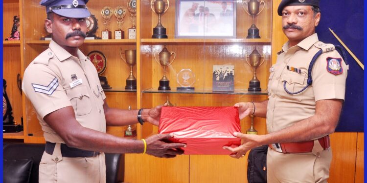 35 ஆயிரம் மதிப்புள்ள மின் மோட்டாரை திருடி சென்ற இரண்டு நபர்களை துரத்தி பிடித்து கைது செய்த காவலருக்கு பாராட்டு.