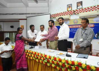 நாகப்பட்டினம் மாவட்டம் ஆட்சியர் அலுவலக கூட்டரங்கில் நடைபெற்ற வங்கி கடனுதவி வழங்கும் முகாமில் 48 பயனாளிகளுக்கு ரூ. 3 கோடியே 60 இலட்சம் மதிப்பீட்டில் பல்வேறு கடனுதவிகளை மாவட்ட ஆட்சித்தலைவர் டாக்டர் அ.அருண்தம்புராஜ் வழங்கினார்.