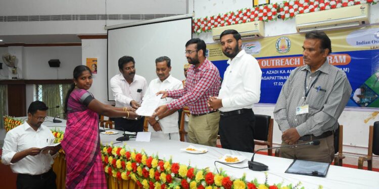 நாகப்பட்டினம் மாவட்டம் ஆட்சியர் அலுவலக கூட்டரங்கில் நடைபெற்ற வங்கி கடனுதவி வழங்கும் முகாமில் 48 பயனாளிகளுக்கு ரூ. 3 கோடியே 60 இலட்சம் மதிப்பீட்டில் பல்வேறு கடனுதவிகளை மாவட்ட ஆட்சித்தலைவர் டாக்டர் அ.அருண்தம்புராஜ் வழங்கினார்.