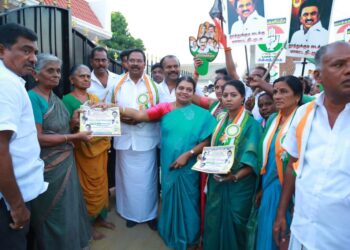 தமிழ்நாட்டை வஞ்சிக்கும் பாஜக கூட்டணி வேட்பாளரை வாக்காளர்கள் புறக்கணிக்க வேண்டும் – வீதி வீதியாகச் சென்று அமைச்சர் கீதாஜீவன் ஈரோட்டில் வாக்கு சேகரிப்பு