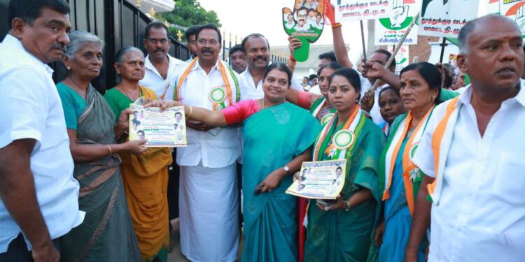 தமிழ்நாட்டை வஞ்சிக்கும் பாஜக கூட்டணி வேட்பாளரை வாக்காளர்கள் புறக்கணிக்க வேண்டும் – வீதி வீதியாகச் சென்று அமைச்சர் கீதாஜீவன் ஈரோட்டில் வாக்கு சேகரிப்பு