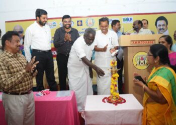 ஏ.டி.எம் மகளிர் கல்லூரியில் நடைபெற்ற தனியார் வேலை வாய்ப்பு முகாமினை மாவட்ட ஆட்சித்தலைவர் டாக்டர் அ.அருண்தம்புராஜ் நாகப்பட்டினம் நாடாளுமன்ற உறுப்பினர் எம்.செல்வராஜ், நாகப்பட்டினம் சட்டமன்ற உறுப்பினர் ஜெ.முகமது ஷா நவாஸ், கீழ்வேளுர் சட்டமன்ற உறுப்பினர் வி.பி.நாகை மாலி ஆகியோர் தொடங்கி வைத்தனர்.