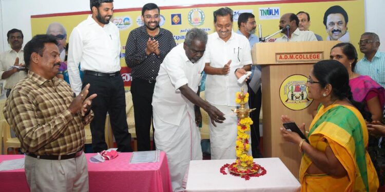 ஏ.டி.எம் மகளிர் கல்லூரியில் நடைபெற்ற தனியார் வேலை வாய்ப்பு முகாமினை மாவட்ட ஆட்சித்தலைவர் டாக்டர் அ.அருண்தம்புராஜ் நாகப்பட்டினம் நாடாளுமன்ற உறுப்பினர் எம்.செல்வராஜ், நாகப்பட்டினம் சட்டமன்ற உறுப்பினர் ஜெ.முகமது ஷா நவாஸ், கீழ்வேளுர் சட்டமன்ற உறுப்பினர் வி.பி.நாகை மாலி ஆகியோர் தொடங்கி வைத்தனர்.