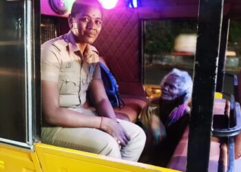 *ஸ்ரீவைகுண்டம் நீதிமன்றம் அருகே நடக்க முடியாமல் ஆதரவின்றி தனியாக தவித்து வந்த 75 வயது மூதாட்டியை மீட்டு, அவரது உறவினரிடம் ஒப்படைத்த ஸ்ரீவைகுண்டம் காவல் நிலைய போலீசாருக்கு மாவட்ட காவல் கண்காணிப்பாளர் டாக்டர் எல். பாலாஜி சரவணன் அவர்கள் பாராட்டு.*