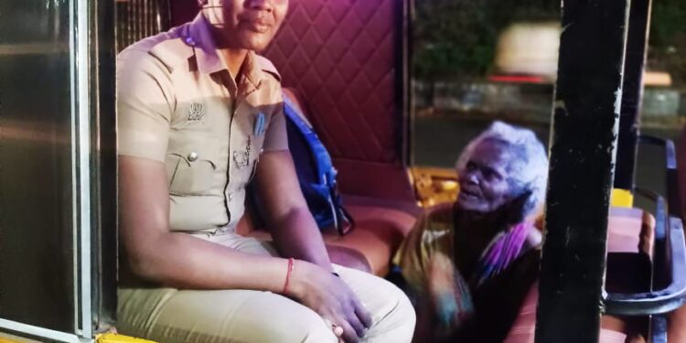 *ஸ்ரீவைகுண்டம் நீதிமன்றம் அருகே நடக்க முடியாமல் ஆதரவின்றி தனியாக தவித்து வந்த 75 வயது மூதாட்டியை மீட்டு, அவரது உறவினரிடம் ஒப்படைத்த ஸ்ரீவைகுண்டம் காவல் நிலைய போலீசாருக்கு மாவட்ட காவல் கண்காணிப்பாளர் டாக்டர் எல். பாலாஜி சரவணன் அவர்கள் பாராட்டு.*