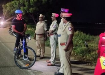 வாகன தணிக்கை, பாதுகாப்பு மற்றும் ரோந்துப்பணிகள் ஆகியவற்றை தூத்துக்குடி மாநகரின் பல்வேறு பகுதிகளுக்கு மாவட்ட எஸ்.பி பாலாஜி சரவணன்  சைக்களில் ரோந்து சென்று திடீர் ஆய்வு.